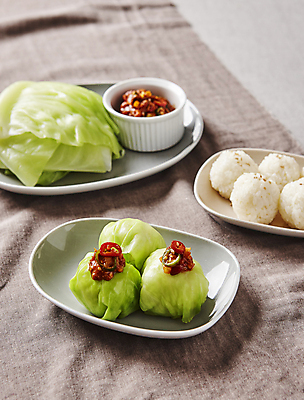 포토 JPG 한식 회색배경 사람없음 양배추 쌈장 주먹밥 쌈밥 양배추쌈 국내포토 음식 백그라운드 채소 밥 회색 양념 쌈 파일형식