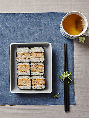 포토 JPG 회색배경 사람없음 머그컵 녹차 김밥 주먹밥 티백 명란젓 명란계란말이 무스비 국내포토 음식 백그라운드 밥 컵 차_음료 회색 계란말이 젓갈 파일형식