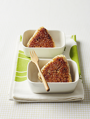 포토 JPG 포크 사람없음 구이 흰배경 주먹밥 삼각김밥 오니기리 일본음식 국내포토 식기 음식 백그라운드 밥 흰색 김밥 파일형식