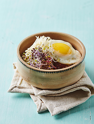 포토 JPG 사람없음 계란프라이 파란배경 비빔밥 새싹비빔밥 새싹채소 국내포토 한식 백그라운드 채소 파란색 계란요리 파일형식