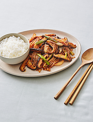 포토 JPG 밥 양파 수저 사람없음 흰배경 팽이버섯 표고버섯 버섯볶음 쪽파 국내포토 식기 음식 백그라운드 채소 버섯 흰색 볶음 파 파일형식