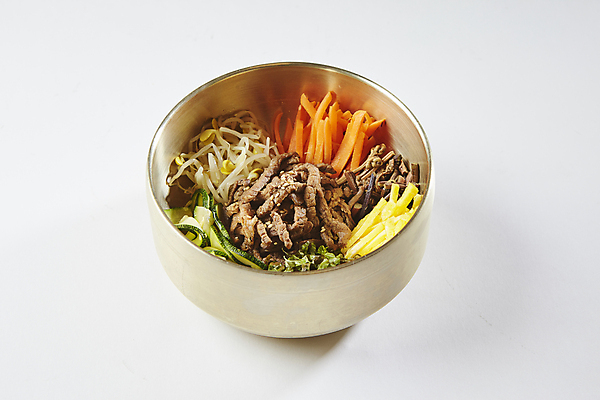 포토 JPG 밥 사람없음 당근 소고기 흰배경 비빔밥 콩나물 애호박 지단 고사리 국내포토 익힘비빔밥 한식 음식 백그라운드 채소 호박 뿌리채소 육류 흰색 고명 나물 파일형식