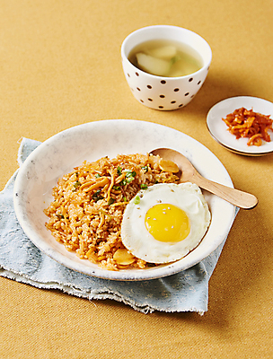 포토 JPG 마늘 사람없음 계란프라이 볶음밥 쪽파 노란배경 맛살 맛살볶음밥 국내포토 음식 백그라운드 채소 노란색 계란요리 파 파일형식