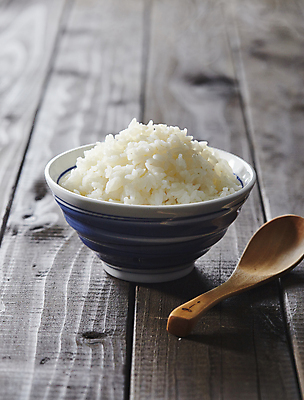 포토 JPG 밥 사람없음 아웃포커스 쌀밥 나무숟가락 공기밥 나무배경 국내포토 음식 백그라운드 촬영기법 숟가락 파일형식