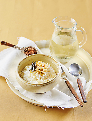 포토 JPG 한식 밥 옥수수 사람없음 물병 육수 노란배경 묵은지 오챠즈케 국내포토 음식 백그라운드 김치 곡류 노란색 물통 일본음식 파일형식