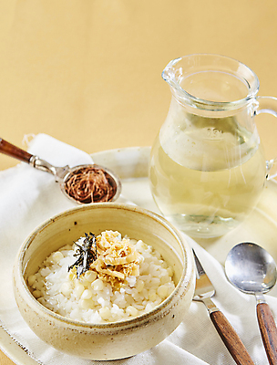 포토 JPG 한식 밥 옥수수 사람없음 물병 육수 노란배경 묵은지 오챠즈케 국내포토 음식 백그라운드 김치 곡류 노란색 물통 일본음식 파일형식