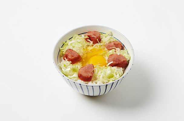 포토 JPG 사람없음 흰배경 덮밥 대파 날계란 명란젓 명란덮밥 국내포토 음식 백그라운드 계란 흰색 파 젓갈 파일형식