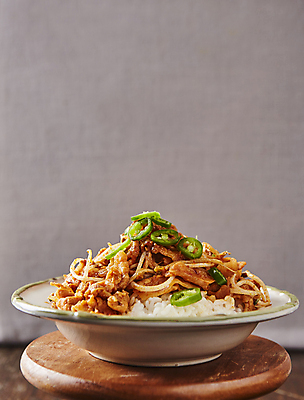 포토 JPG 회색배경 돼지고기 사람없음 덮밥 숙주 제육덮밥 제육볶음 청양고추 국내포토 음식 백그라운드 고추 육류 회색 파일형식