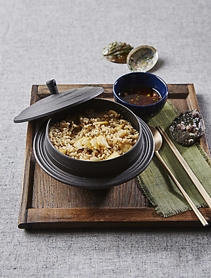 포토 JPG 회색배경 사람없음 영양 전복 돌솥밥 영양밥 전복요리 전복솥밥 국내포토 음식 백그라운드 밥 어패류 회색 파일형식