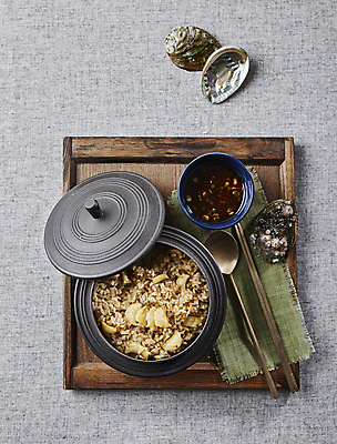 포토 JPG 회색배경 사람없음 양념 해산물 전복 돌솥밥 영양밥 전복요리 전복솥밥 국내포토 음식 백그라운드 밥 어패류 회색 파일형식