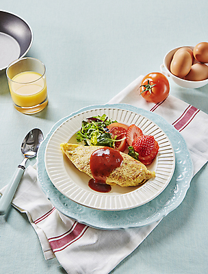 포토 JPG 토마토 딸기 사람없음 오렌지주스 케첩 파란배경 브런치 오믈렛 데미그라스소스 국내포토 백그라운드 채소 과일 파란색 식사 소스_음식 과일주스 계란요리 파일형식