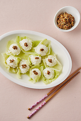 포토 JPG 젓가락 사람없음 된장 양상추 주먹밥 쌈밥 양상추쌈 분홍색배경 국내포토 음식 분홍색 백그라운드 채소 밥 수저 양념 쌈 파일형식