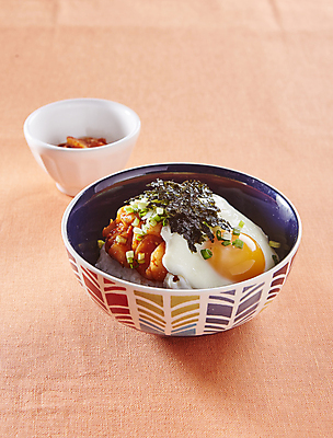 포토 JPG 사람없음 계란 계란프라이 덮밥 반숙 오이무침 분홍색배경 국내포토 음식 분홍색 백그라운드 알 계란요리 무침 파일형식