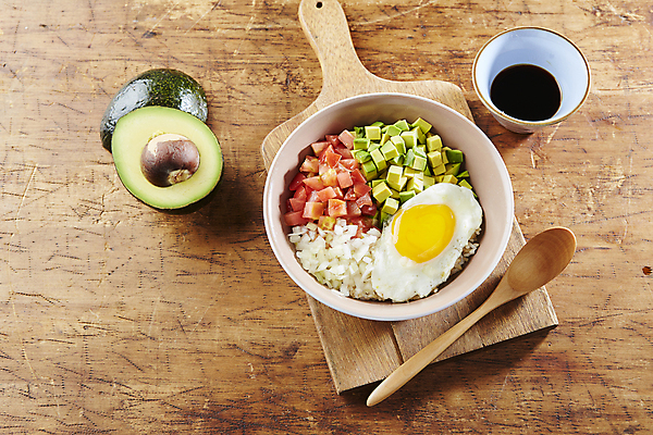 포토 JPG 사람없음 계란프라이 간장 비빔밥 아보카도 나무도마 반숙 나무배경 국내포토 한식 백그라운드 과일 도마 목재 양념 계란요리 파일형식