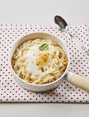 포토 JPG 사람없음 계란 숟가락 물방울무늬 식탁보 계란프라이 흰배경 덮밥 양배추 반숙 양배추덮밥 국내포토 음식 백그라운드 무늬 채소 수저 알 흰색 계란요리 파일형식