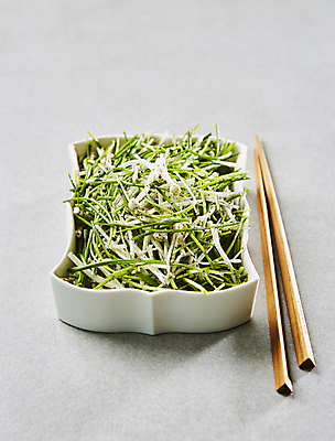 포토 JPG 젓가락 사람없음 흰배경 팽이버섯 부추 부추무침 후추가루 국내포토 백그라운드 채소 수저 버섯 흰색 가루 무침 파일형식