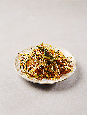 포토 JPG 회색배경 반찬 사람없음 고춧가루 파무침 파채 국내포토 음식 백그라운드 회색 가루 무침 파일형식