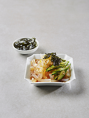 포토 JPG 회색배경 오이 사람없음 김 묵 김가루 숙주 청포묵 청포묵무침 국내포토 음식 백그라운드 채소 회색 해조류 김_해조류 가루 무침 파일형식