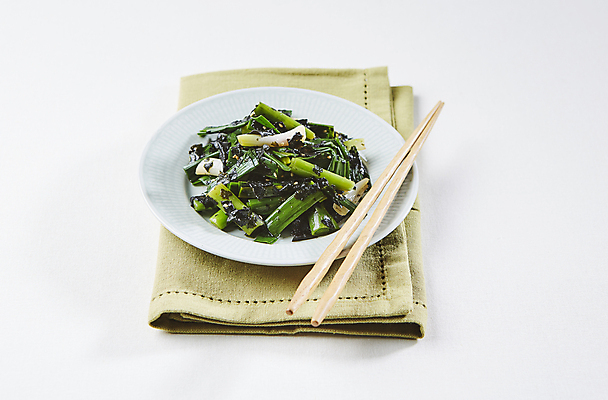 포토 JPG 젓가락 사람없음 흰배경 깨 무침 대파 김가루 파무침 대파무침 국내포토 음식 백그라운드 식재료 수저 흰색 조미료 김_해조류 가루 파 파일형식