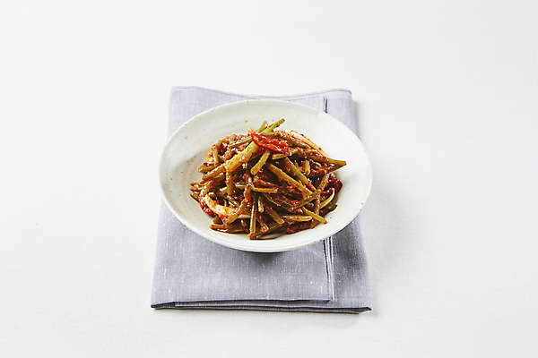 포토 JPG 반찬 사람없음 흰배경 고구마 무침 고구마줄기 고구마순무침 국내포토 음식 줄기 백그라운드 뿌리채소 흰색 파일형식