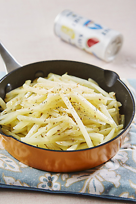 포토 JPG 반찬 감자 사람없음 아웃포커스 프라이팬 감자볶음 국내포토 음식 채소 주방용품 촬영기법 볶음 파일형식