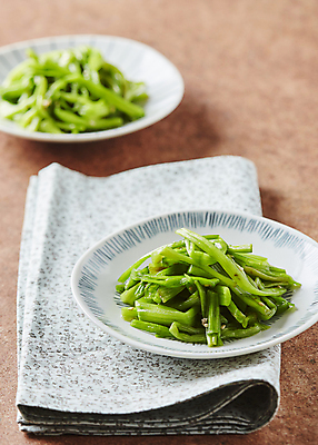 포토 JPG 반찬 사람없음 아웃포커스 미나리 미나리무침 갈색배경 국내포토 음식 백그라운드 채소 촬영기법 갈색 무침 파일형식