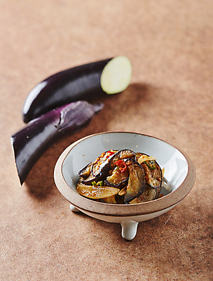 포토 JPG 가지 반찬 사람없음 아웃포커스 가지볶음 고춧가루 갈색배경 국내포토 음식 백그라운드 채소 촬영기법 갈색 가루 볶음 파일형식