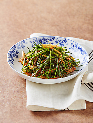 포토 JPG 한식 양파 사람없음 부추 고춧가루 부추무침 갈색배경 국내포토 음식 백그라운드 채소 갈색 가루 무침 파일형식