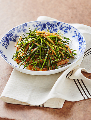 포토 JPG 한식 양파 사람없음 양념 부추 고춧가루 부추무침 갈색배경 국내포토 음식 백그라운드 채소 갈색 가루 무침 파일형식