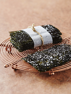 포토 JPG 반찬 사람없음 김 소금 김구이 갈색배경 식힘망 국내포토 음식 백그라운드 갈색 주방도구 해조류 구이 제빵도구 파일형식