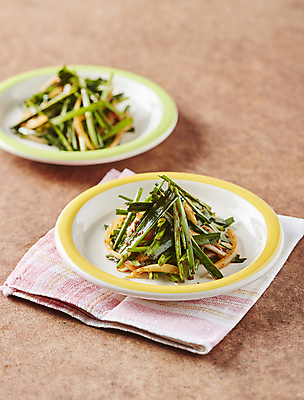 포토 JPG 한식 반찬 양파 사람없음 아웃포커스 부추 부추무침 갈색배경 국내포토 음식 백그라운드 채소 촬영기법 갈색 무침 파일형식