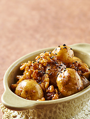 포토 JPG 반찬 사람없음 호두 조림 감자조림 갈색배경 알감자 국내포토 음식 백그라운드 갈색 견과류 감자요리 파일형식