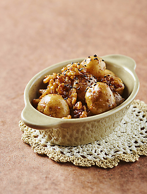 포토 JPG 반찬 사람없음 호두 조림 감자조림 갈색배경 알감자 국내포토 음식 백그라운드 갈색 견과류 감자요리 파일형식