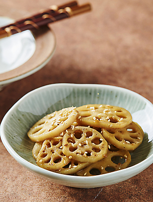 포토 JPG 반찬 근접촬영 사람없음 연근 연근조림 갈색배경 국내포토 음식 뷰포인트 백그라운드 채소 갈색 조림 파일형식