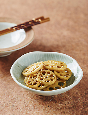 포토 JPG 반찬 사람없음 연근 연근조림 갈색배경 국내포토 음식 백그라운드 채소 갈색 조림 파일형식