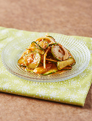 포토 JPG 반찬 양파 오이 사람없음 무침 오이무침 초고추장 갈색배경 국내포토 음식 백그라운드 채소 갈색 양념 파일형식