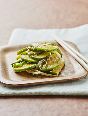 포토 JPG 반찬 사람없음 애호박 깨소금 호박볶음 갈색배경 국내포토 음식 백그라운드 식재료 호박 갈색 볶음 파일형식