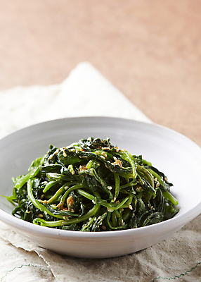 포토 JPG 반찬 근접촬영 사람없음 된장 나물무침 갈색배경 비름나물 비름나물무침 국내포토 음식 뷰포인트 백그라운드 갈색 양념 나물 무침 파일형식