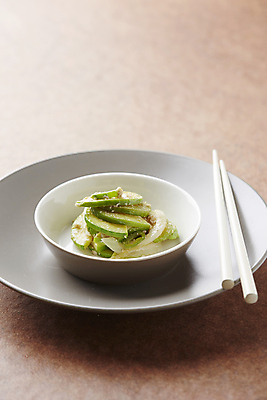 포토 JPG 반찬 사람없음 애호박 깨소금 호박볶음 갈색배경 국내포토 음식 백그라운드 식재료 호박 갈색 볶음 파일형식