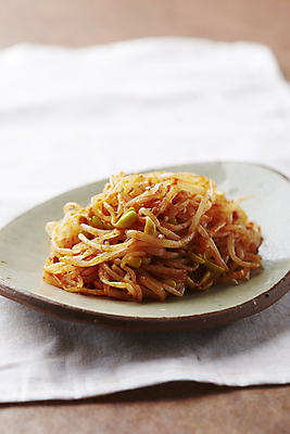 포토 JPG 반찬 사람없음 아웃포커스 콩나물 고춧가루 콩나물무침 갈색배경 국내포토 음식 백그라운드 채소 촬영기법 갈색 가루 나물 무침 파일형식