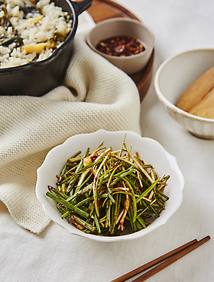 포토 JPG 반찬 사람없음 흰배경 무침 고춧가루 나물무침 달래 달래나물 봄나물 영양밥 국내포토 음식 백그라운드 채소 밥 흰색 가루 나물 파일형식