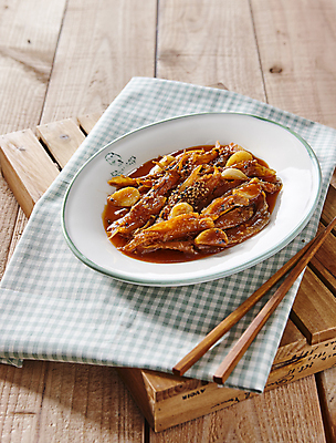 포토 JPG 반찬 마늘 사람없음 북어 황태 황태조림 나무배경 황태채 국내포토 음식 백그라운드 채소 어류 조림 파일형식