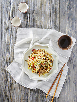 포토 JPG 채소 돼지고기 사람없음 볶음 홍고추 대파 나무배경 알배추 알배추볶음 국내포토 음식 백그라운드 고추 육류 배추 파 파일형식