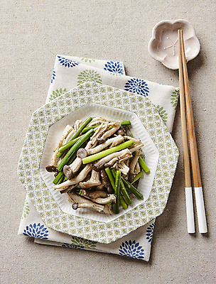 포토 JPG 젓가락 반찬 사람없음 볶음 느타리버섯 버섯볶음 젓가락받침대 베이지색배경 마늘종 마늘종버섯볶음 국내포토 음식 줄기 백그라운드 수저 마늘 버섯 베이지색 수저받침대 파일형식