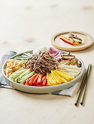 포토 JPG 한식 오이 파프리카 사람없음 아웃포커스 소고기 쌈 팽이버섯 부추 표고버섯 무쌈 무쌈말이 묵은지 쌈무 국내포토 음식 채소 김치 촬영기법 육류 버섯 파일형식