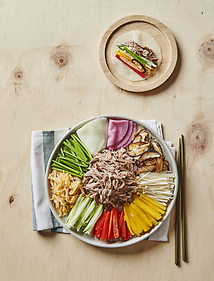 포토 JPG 한식 오이 파프리카 사람없음 소고기 팽이버섯 부추 표고버섯 무쌈 무쌈말이 묵은지 나무배경 쌈무 국내포토 음식 백그라운드 채소 김치 육류 버섯 파일형식