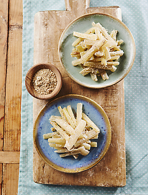 포토 JPG 반찬 사람없음 파란배경 볶음 나물 나무도마 들깨 토란 나무배경 토란대들깨볶음 국내포토 음식 백그라운드 채소 도마 목재 파란색 깨 파일형식