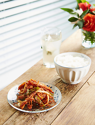 포토 JPG 밥 반찬 사람없음 아웃포커스 상차림 무침 건어물 나무탁자 황태 황태채 황태채무침 국내포토 음식 탁자 촬영기법 어류 파일형식