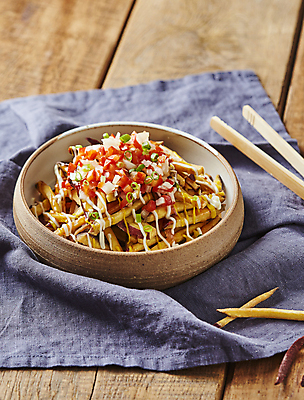 포토 JPG 토마토 양파 사람없음 고구마 쪽파 고구마튀김 살사소스 나무배경 국내포토 백그라운드 채소 뿌리채소 튀김 소스_음식 파 파일형식