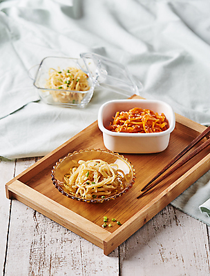 포토 JPG 반찬 사람없음 건어물 오징어채 오징어채볶음 나무배경 국내포토 음식 백그라운드 볶음 파일형식